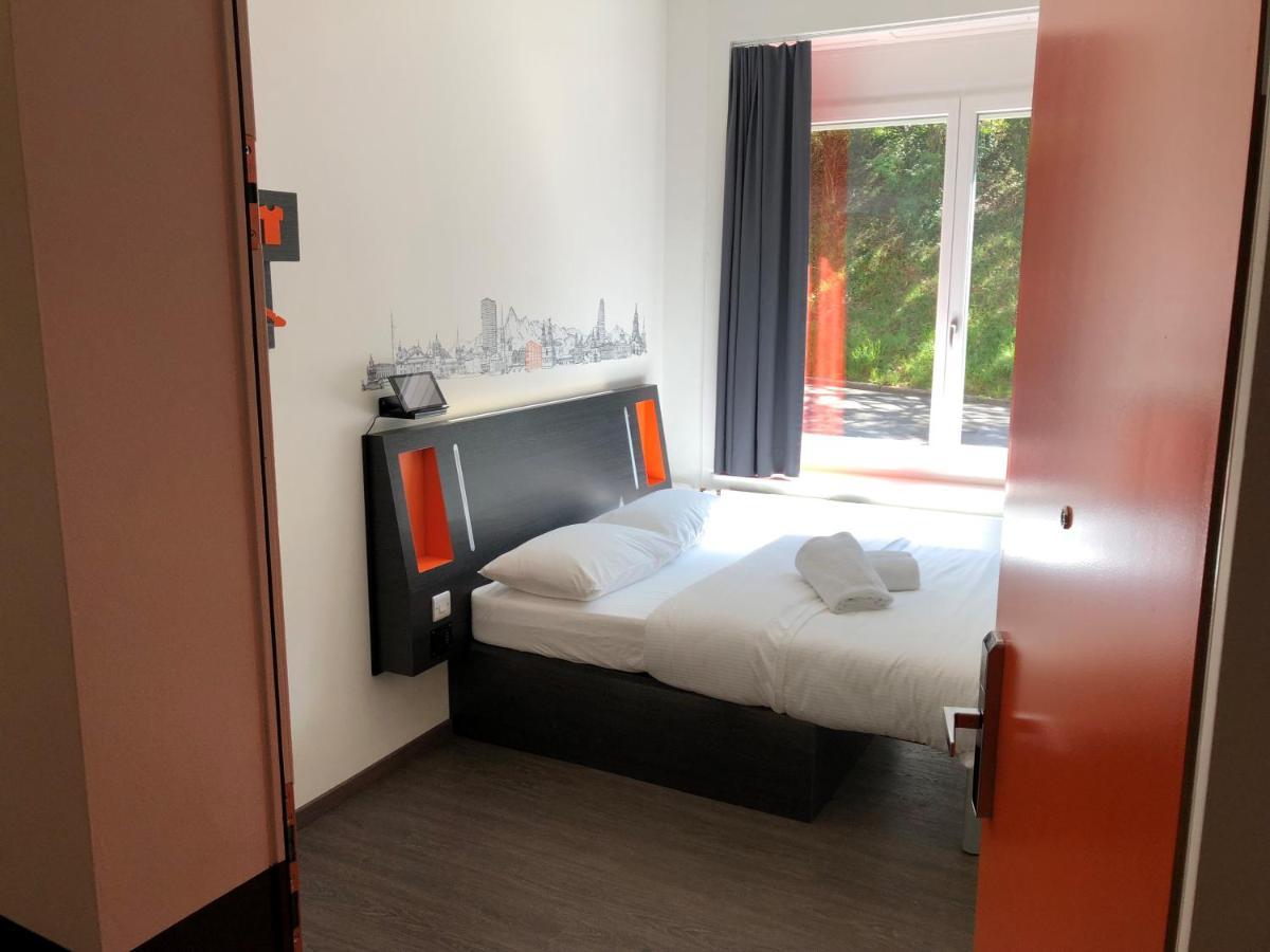 Easyhotel Zurich West Buitenkant foto